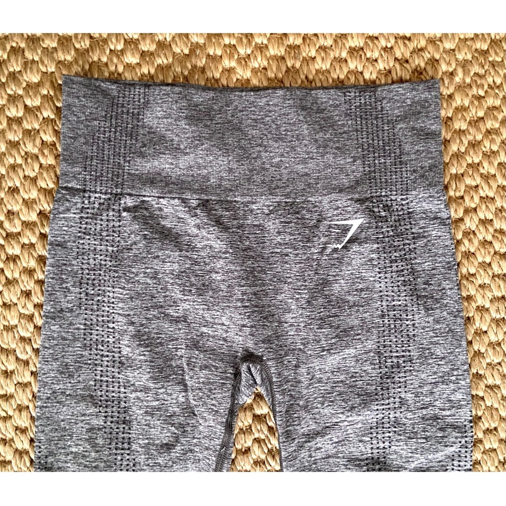 GYMSHARK GRAY  7/8" workout LEGGINGS- SzS
EUC.